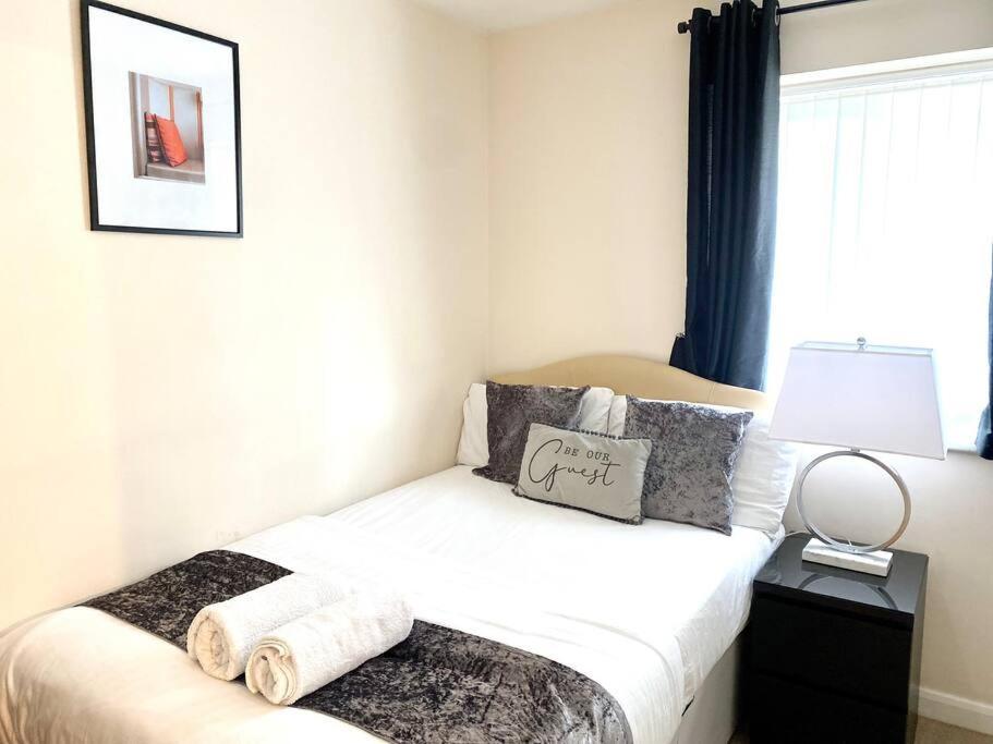 קובנטרי Amazing 2-Bed City Centre Apt With Parking מראה חיצוני תמונה