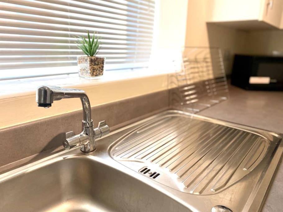 קובנטרי Amazing 2-Bed City Centre Apt With Parking מראה חיצוני תמונה