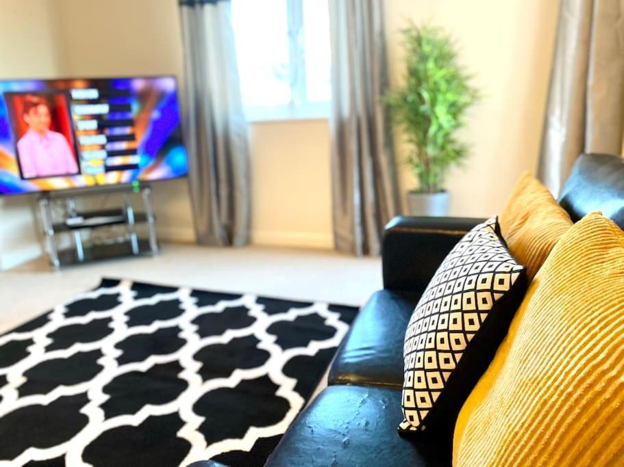 קובנטרי Amazing 2-Bed City Centre Apt With Parking מראה חיצוני תמונה