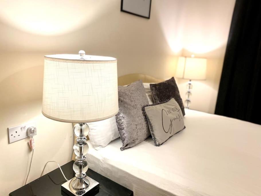 קובנטרי Amazing 2-Bed City Centre Apt With Parking מראה חיצוני תמונה